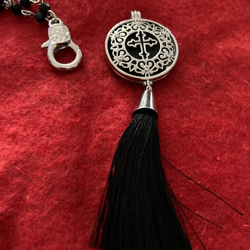🆕DIFFUSER PENDANT ON 24” BEADED SILVER TONE AND BLACK CHAIN. TWO CLASPS. NWOT
